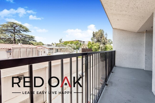 Building Photo - 3949 Los Feliz Blvd