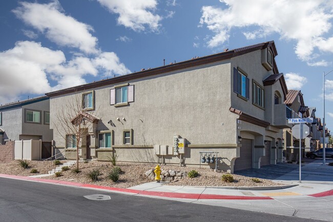 Building Photo - Three bedroom unit in newer gated communit...