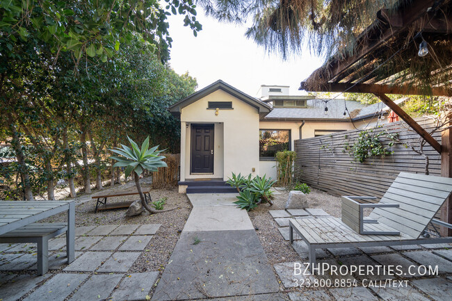 Building Photo - Modern 2-Bed, 2-Bath with a Huge Private Y...