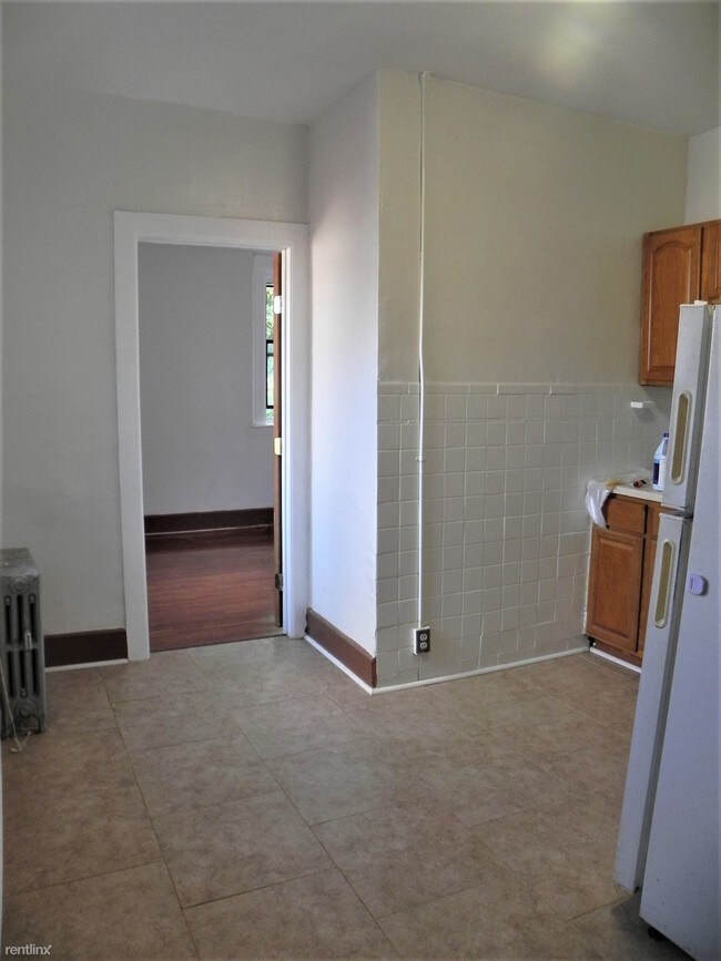 Building Photo - 1018 Halsey St
