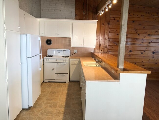 Building Photo - 3802 The Strand