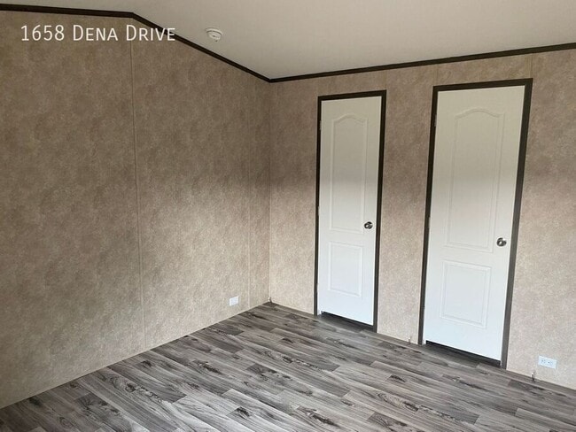 Photo - 1658 Dena Dr House