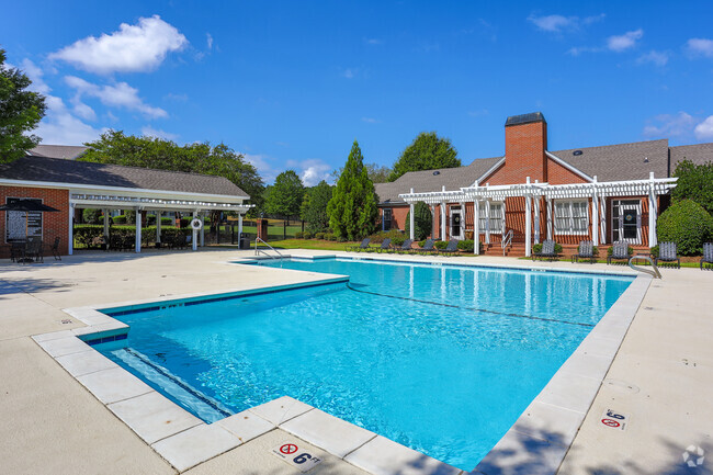 Sparkling Pool - Bristol Park Apartments