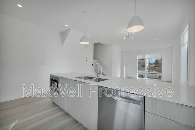 Photo du bâtiment - 9011-9093 93 St NW