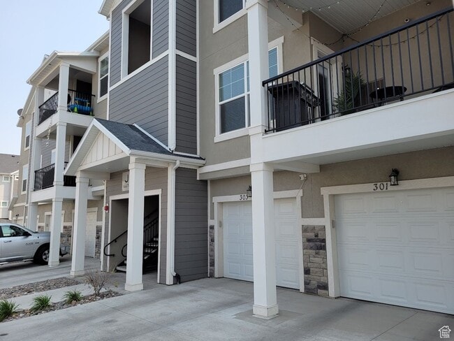 Building Photo - Modern 3 Bed / 2 Bath Condo in Amenity-Ric...
