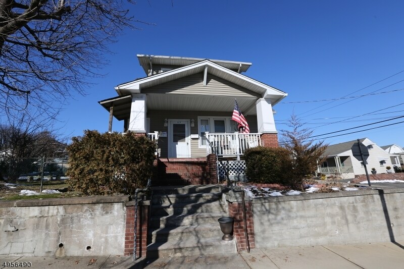 Primary Photo - 539 Union Blvd
