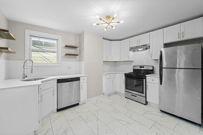 Foto del edificio - 173 MALLORY Ave