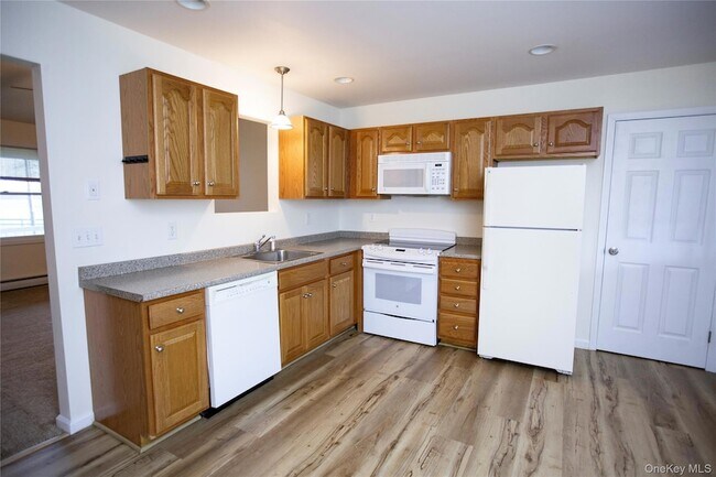 Foto del edificio - 867 Van Wagner Rd