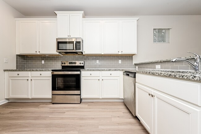 Building Photo - 3577 Saratoga Cir