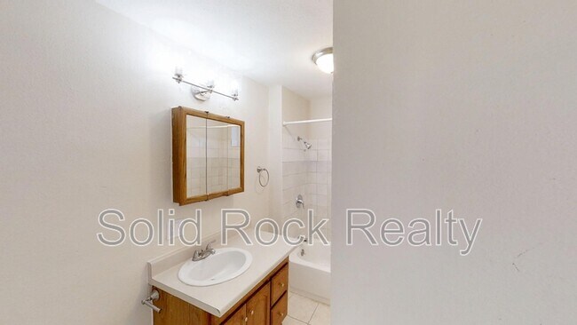 Foto del edificio - 2419 E Monument St