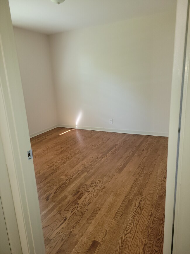 Ambos dormitorios cuentan con pisos de madera. - 3809 Marydale Ct