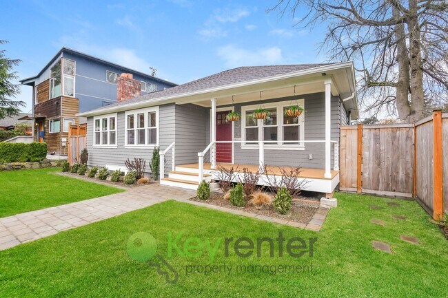 Foto del edificio - Stylish Four Bedroom Home with Hardwood Floors and Outdoor Space