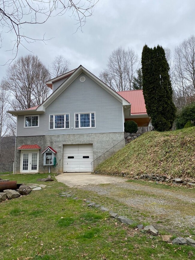 Building Photo - Black Mountain - Home Apartment, North Fork Rd, Utilities included