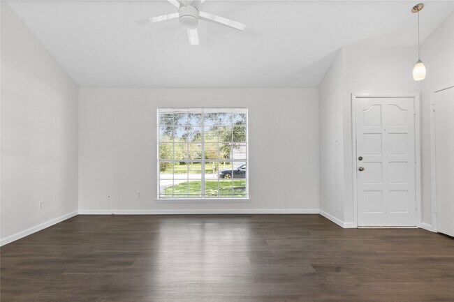 Foto del edificio - 2504 Ewell Dr