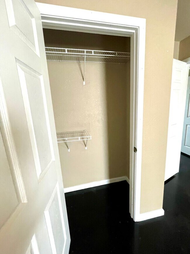Building Photo - 2 Bed / 1 Bath Apartment Available Now!