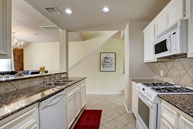 Building Photo - 6910 Woodridge Row Dr