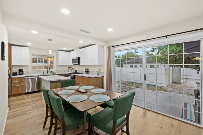 Foto del edificio - 6449 Woodlake Ave