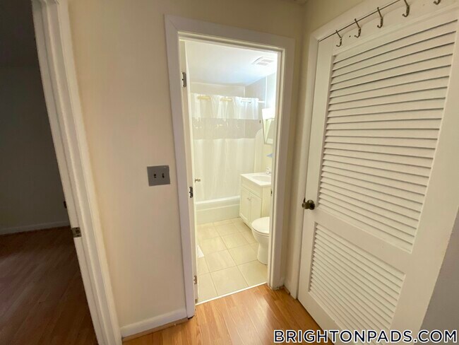 Building Photo - 122 Dustin St