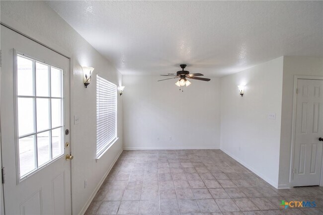 Foto del edificio - 2412 Skylark Cir