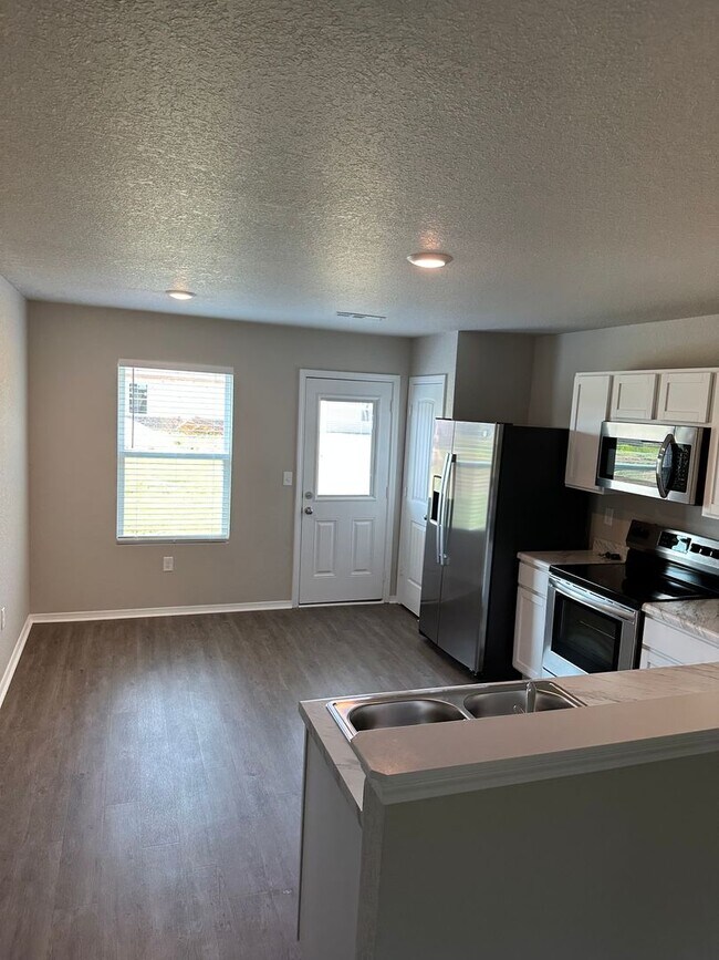 Foto del edificio - Four Bedroom | Two Bath Home in Cypress Bend