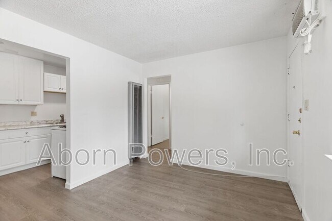 Foto del edificio - 2807-2813 Manor Dr