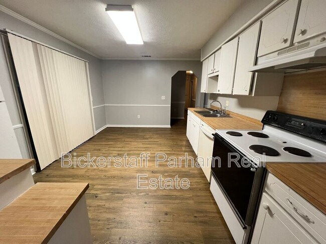 Building Photo - 6620 Cove Cir