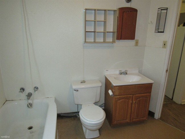 Building Photo - 2 br, 1 bath Triplex - Valley Acres #3