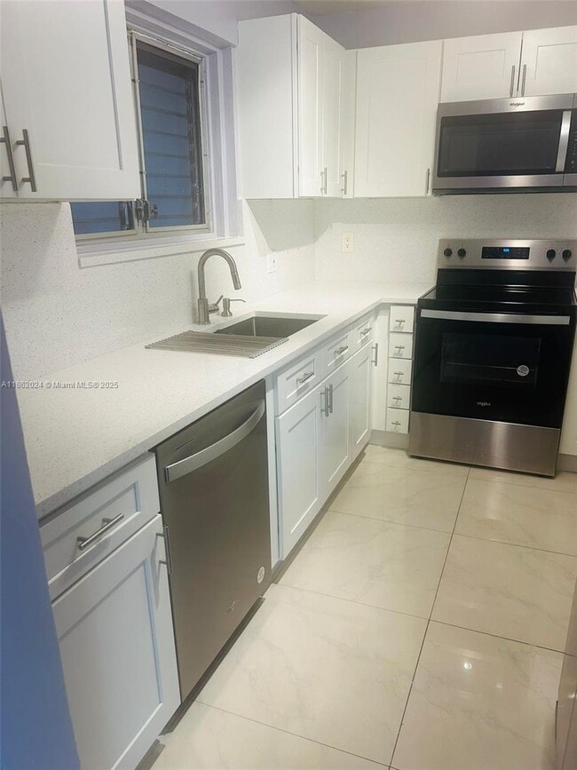 Foto del edificio - 394 N Laurel Dr