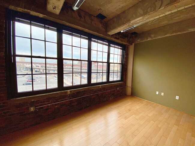 Foto del edificio - Stunning Industrial-Contemporary One Bedro...