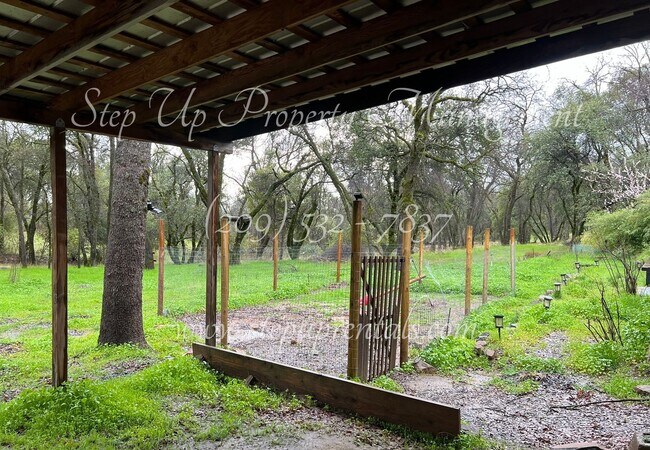 Foto del edificio - Spacious 3 Bedroom 2 Bathroom Home w/ Wate...