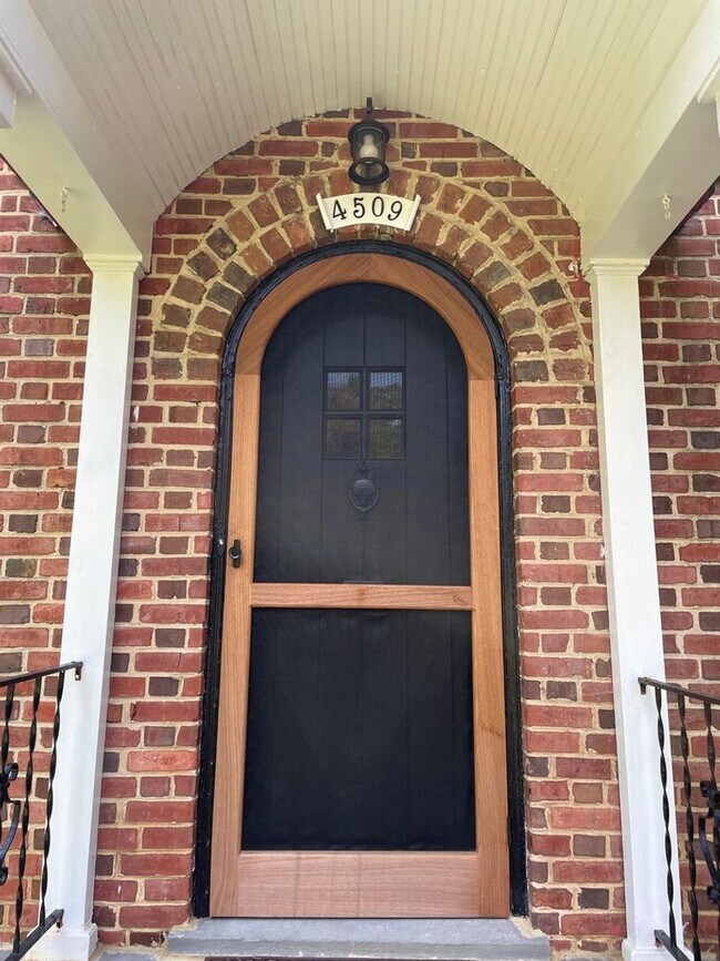 Foto del edificio - 4509 Fitzhugh Ave