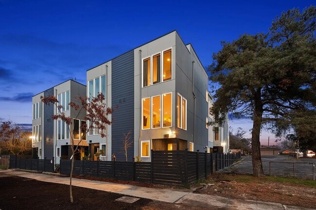 3 Bed 2 Bathroom White Center Townhouse - 3 Bed 2 Bathroom White Center Townhouse