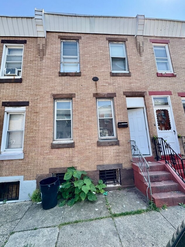 Foto principal - 3-Bedroom Home with In-Unit Laundry and Pe...
