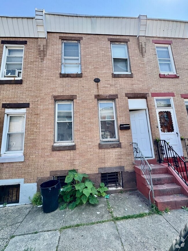 Building Photo - 834 E Thayer St