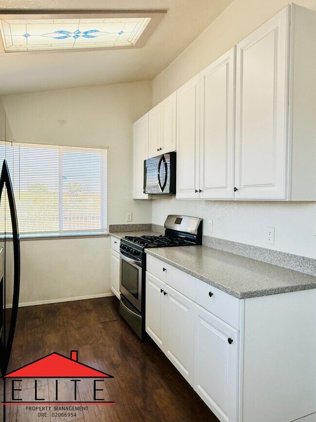 Building Photo - AVAILABLE NOW!!