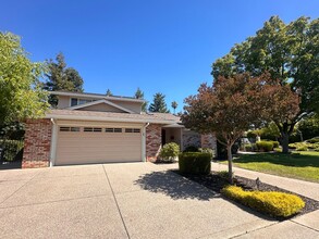 Building Photo - 870 Saturn Way