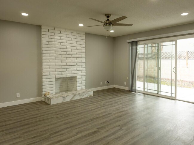 Building Photo - 5525 Thornwood Dr