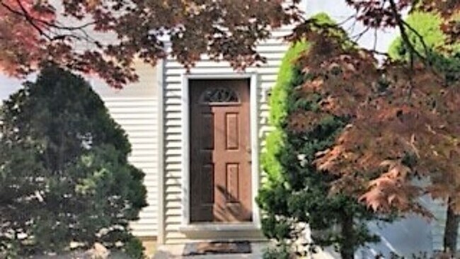 Building Photo - Charming Cape 2 bed and den /1.5 bath in W...