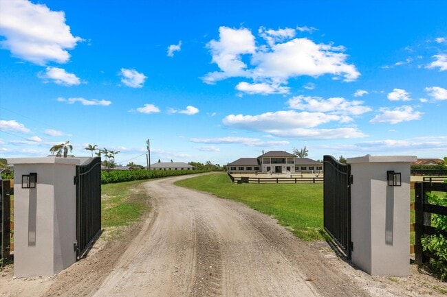 Foto del edificio - 16175 Deer Path Ln