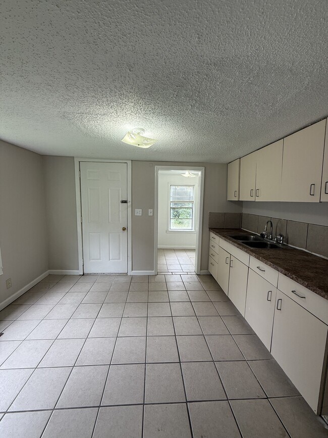 Building Photo - 531 W Lake Dr