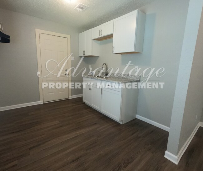 Building Photo - Come see this Newly Renovated 3 bedroom 1 ...
