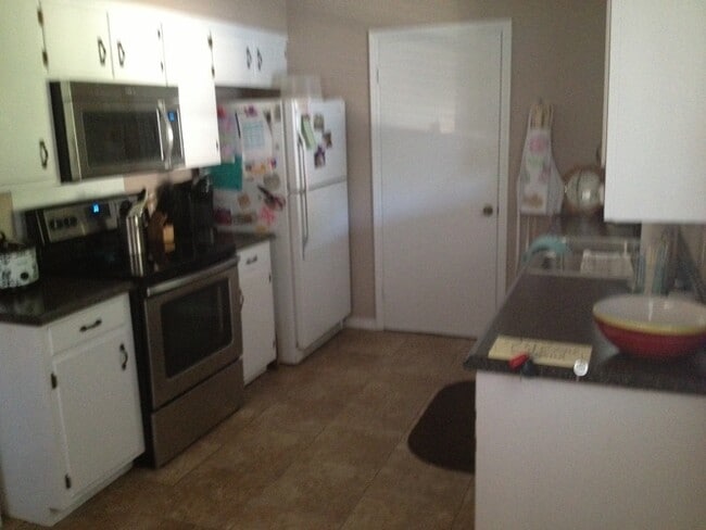 Building Photo - Cute 2 br 1 ba home for lease on corner lo...