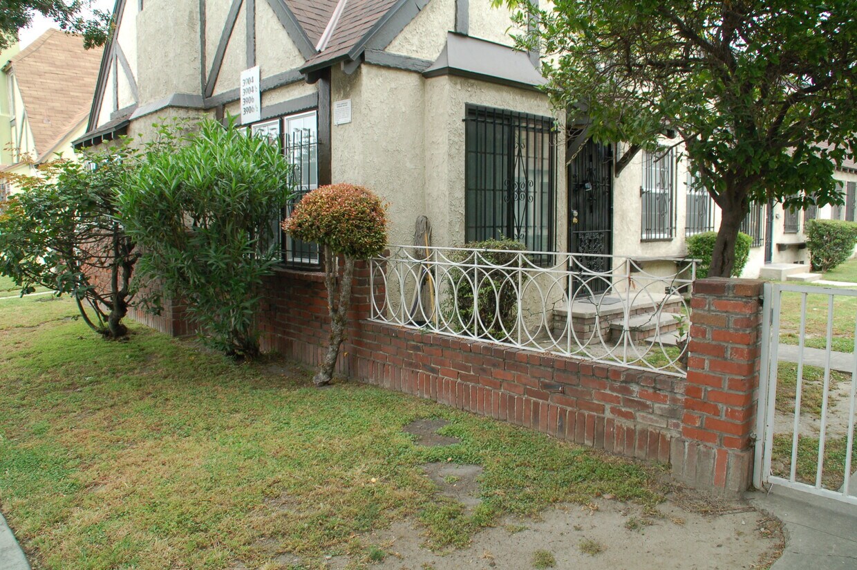Front View - 3904 Crenshaw Blvd