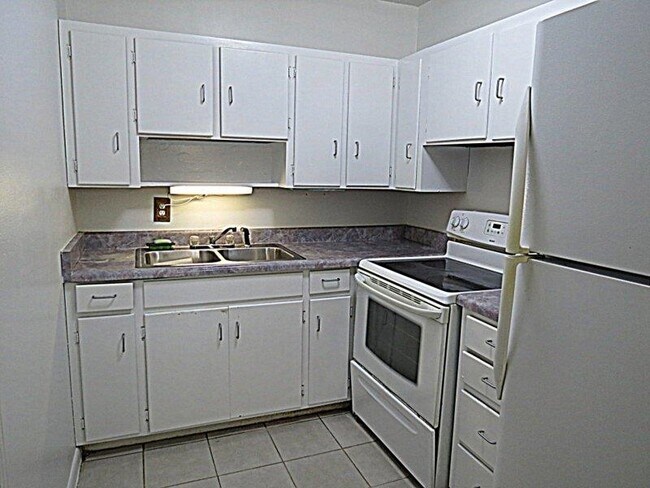 Foto del edificio - 1714 Hall Dr