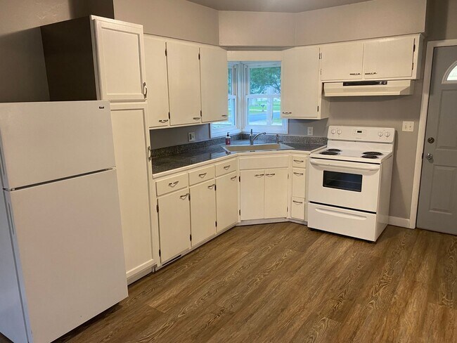 Building Photo - Updated 1-Bedroom House With Large Backyard