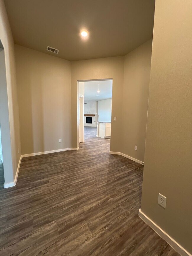 Building Photo - Gorgeous 3 Bedroom Available