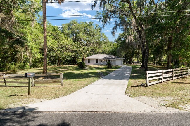 Foto del edificio - Country Living on 1 Acre – Move-In Ready 3 Bedroom Home in Reddick!