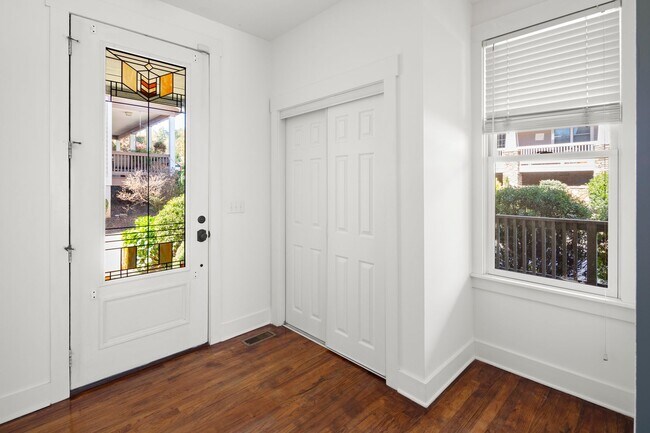 Foto del edificio - Modern Arts and Crafts Home