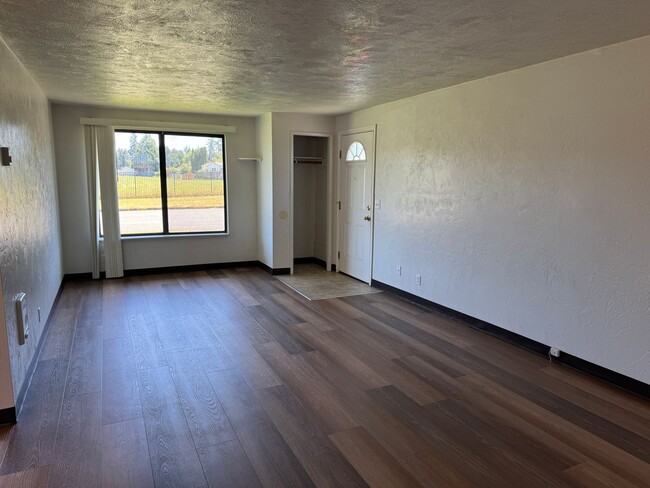 Building Photo - 2 bedroom 1 bath duplex in Cottage Grove!