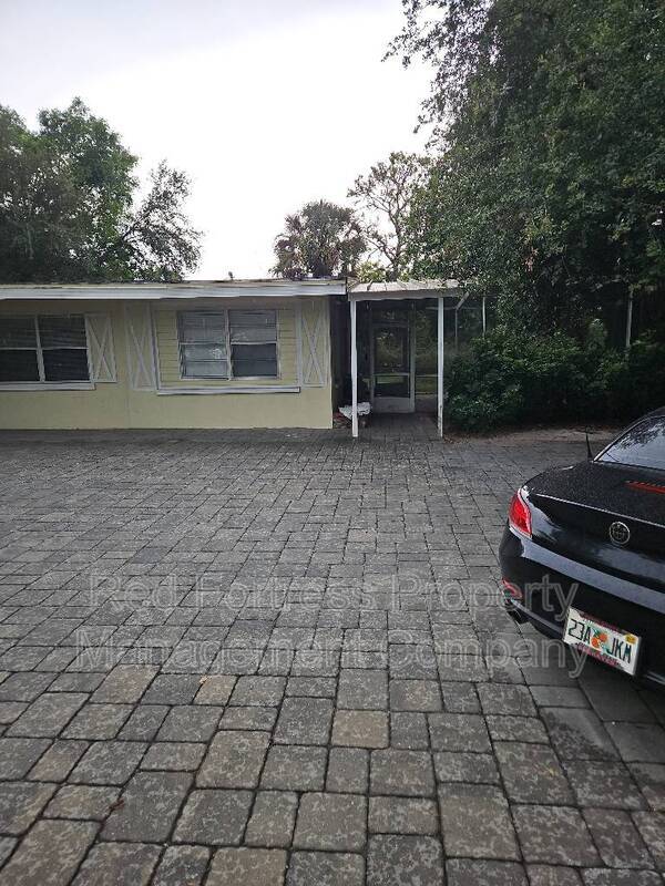 Foto principal - 5380 Tice St